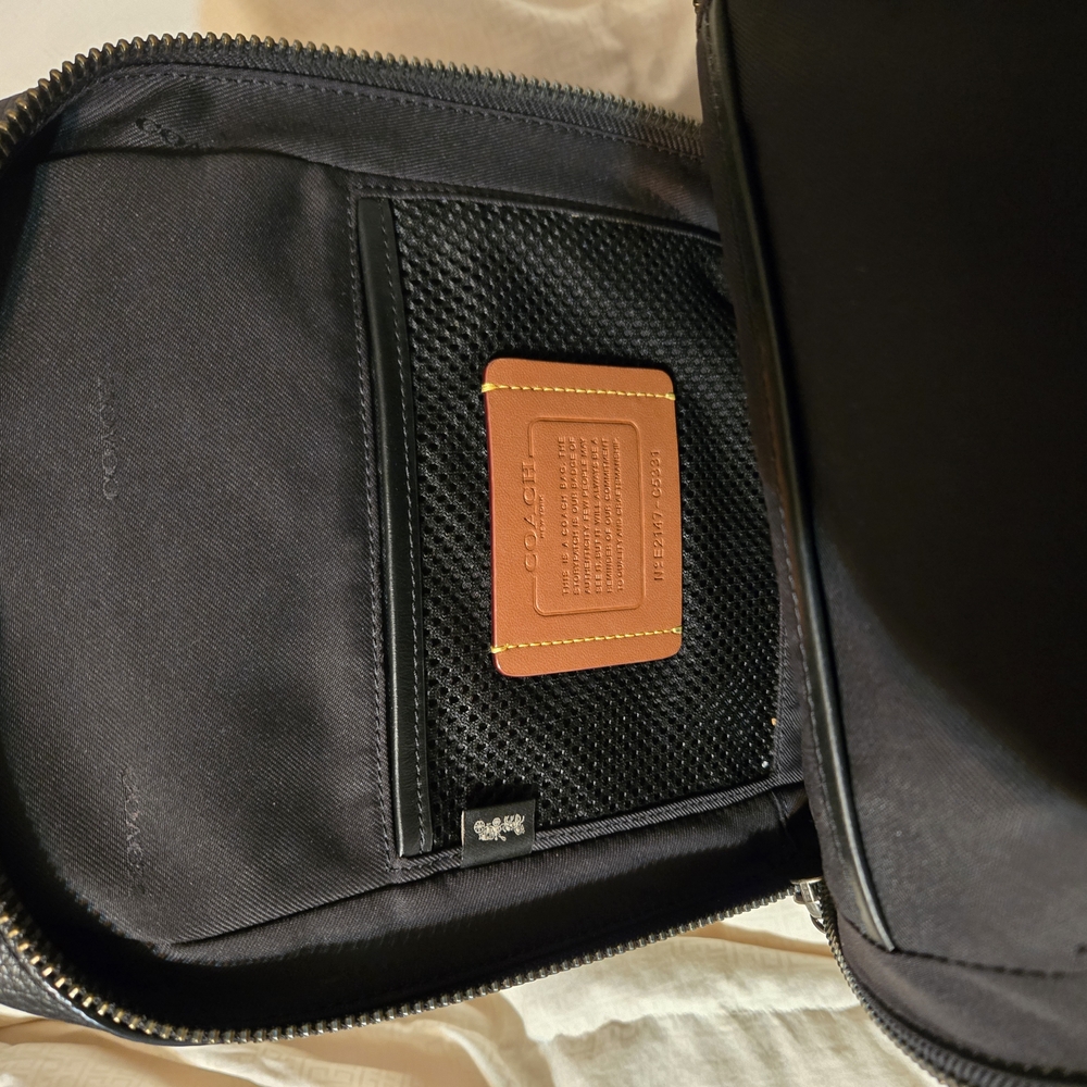Coach Black Gotham Messenger Bag with Sleek Design - Picture 3 of 5